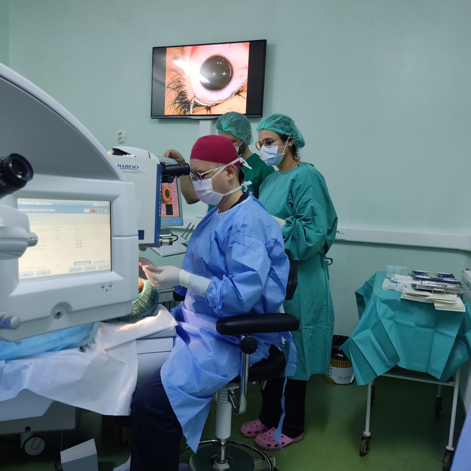 Spitalul Municipal Timișoara realizează intervenții oftalmologice cu laser pentru corectarea vederii și tratamentul afecțiunilor retiniene