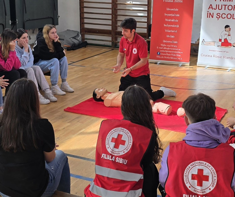 340 de liceeni din Sibiu au învațat noțiuni de prim-ajutor prin programul Crucea Roșie Română „Prim-ajutor în școli”