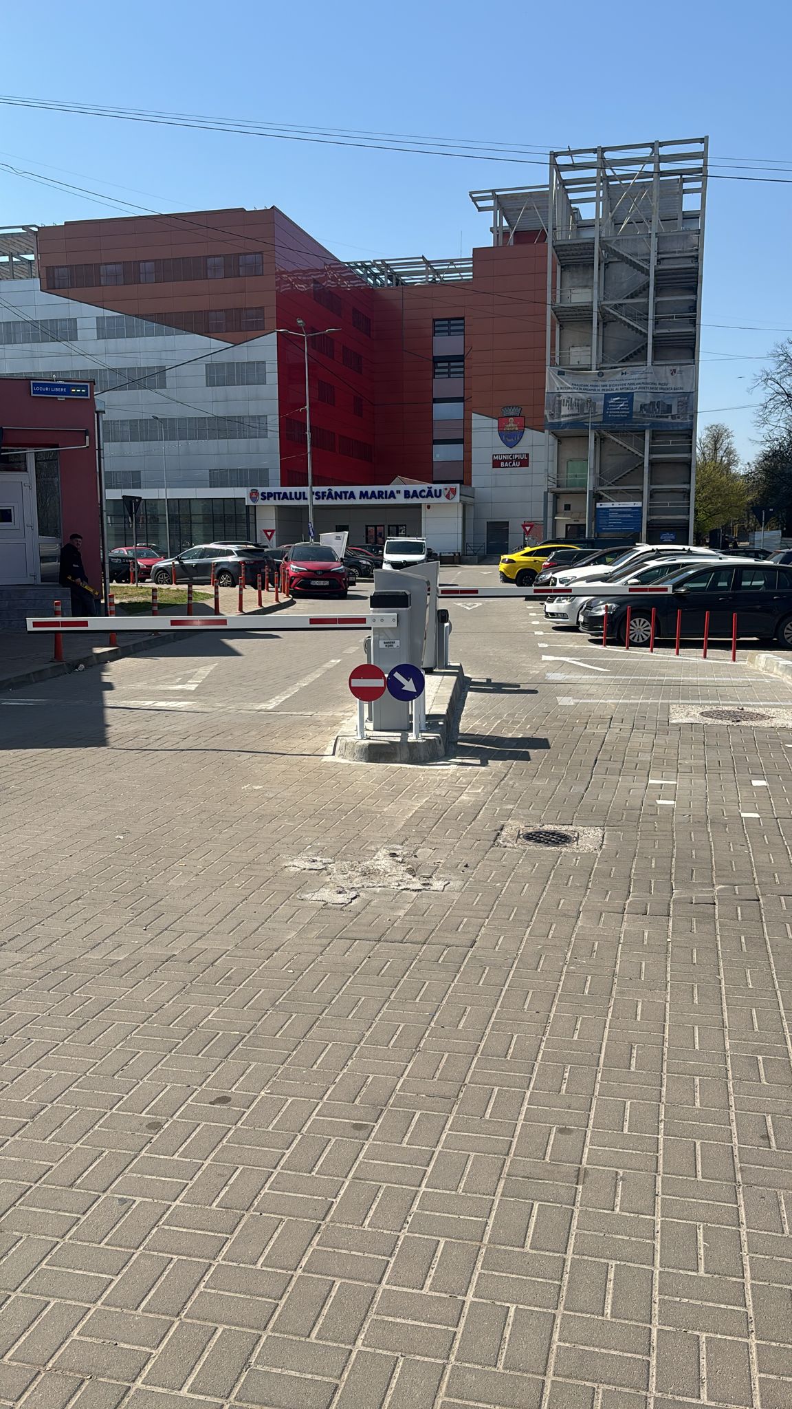 Spitalul Județean de Urgență Bacău introduce un sistem de parcare cu plată pentru optimizarea accesului pacienților