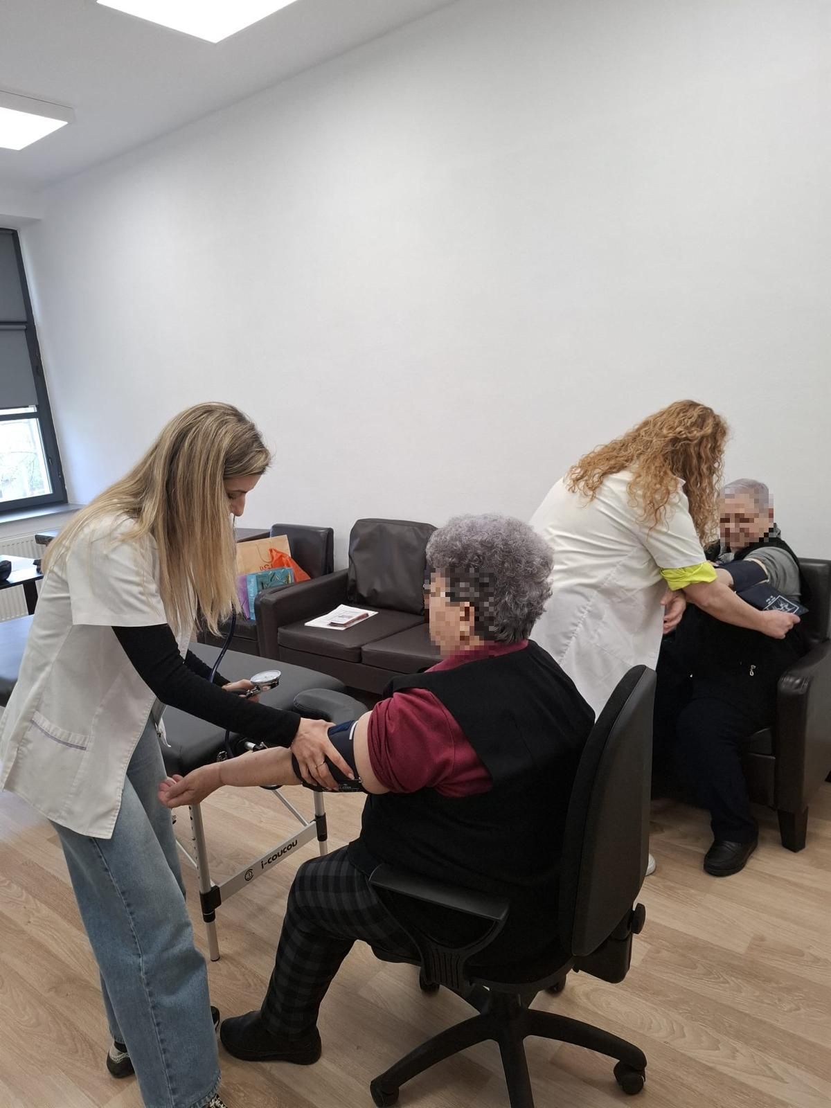 DSP Sibiu: Vârstnicii din Topârcea au beneficiat de măsurători gratuite ale tensiunii și glicemiei în cadrul unei acțiuni de prevenție