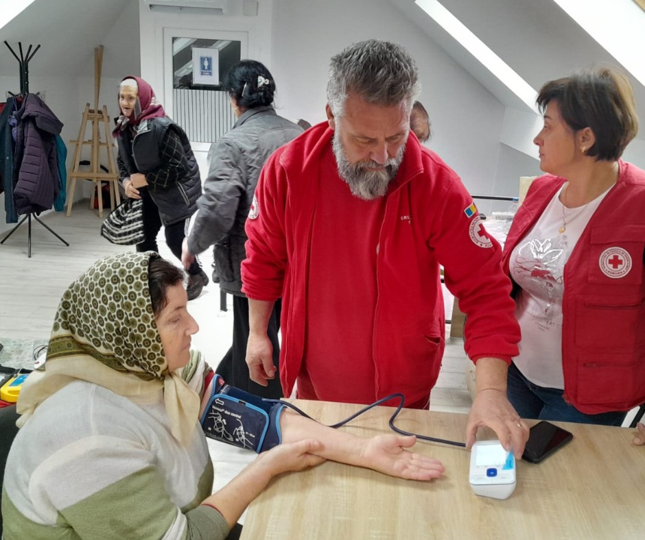 300 de vârstnici din Gorj au beneficiat de evaluări medicale printr-un proiect al Crucii Roșii Române