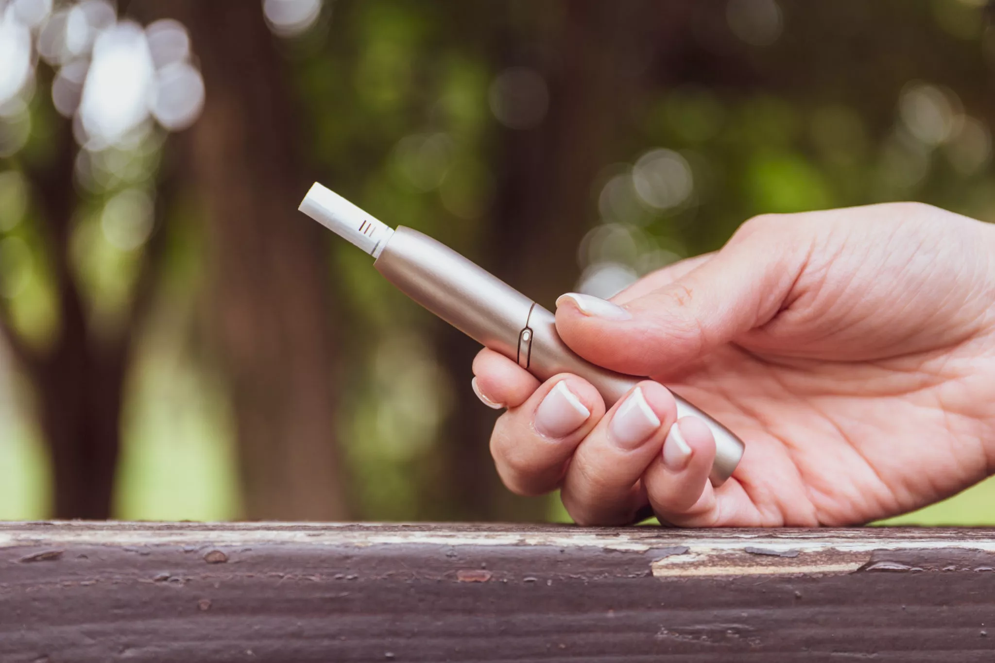 Studiu: Țigările electronice pot introduce metale nocive în plămâni