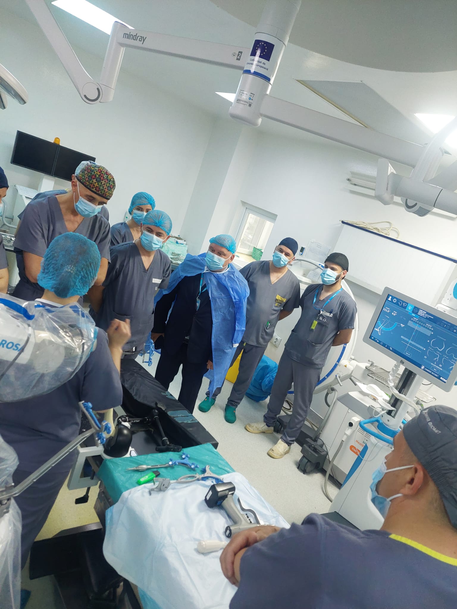 SJU Bacău testează o tehnologie robotică pentru intervenții de protezare ortopedică la genunchi, șold și umăr