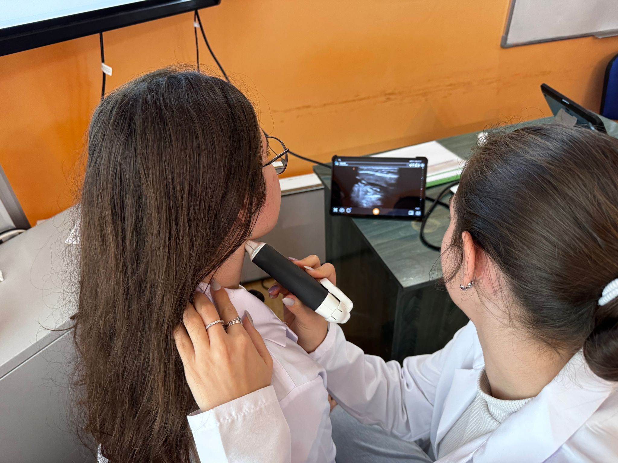 UMF „Iuliu Hațieganu”: Lucrări practice de ecografie anatomică a capului și gâtului, dedicate studenților din anul I