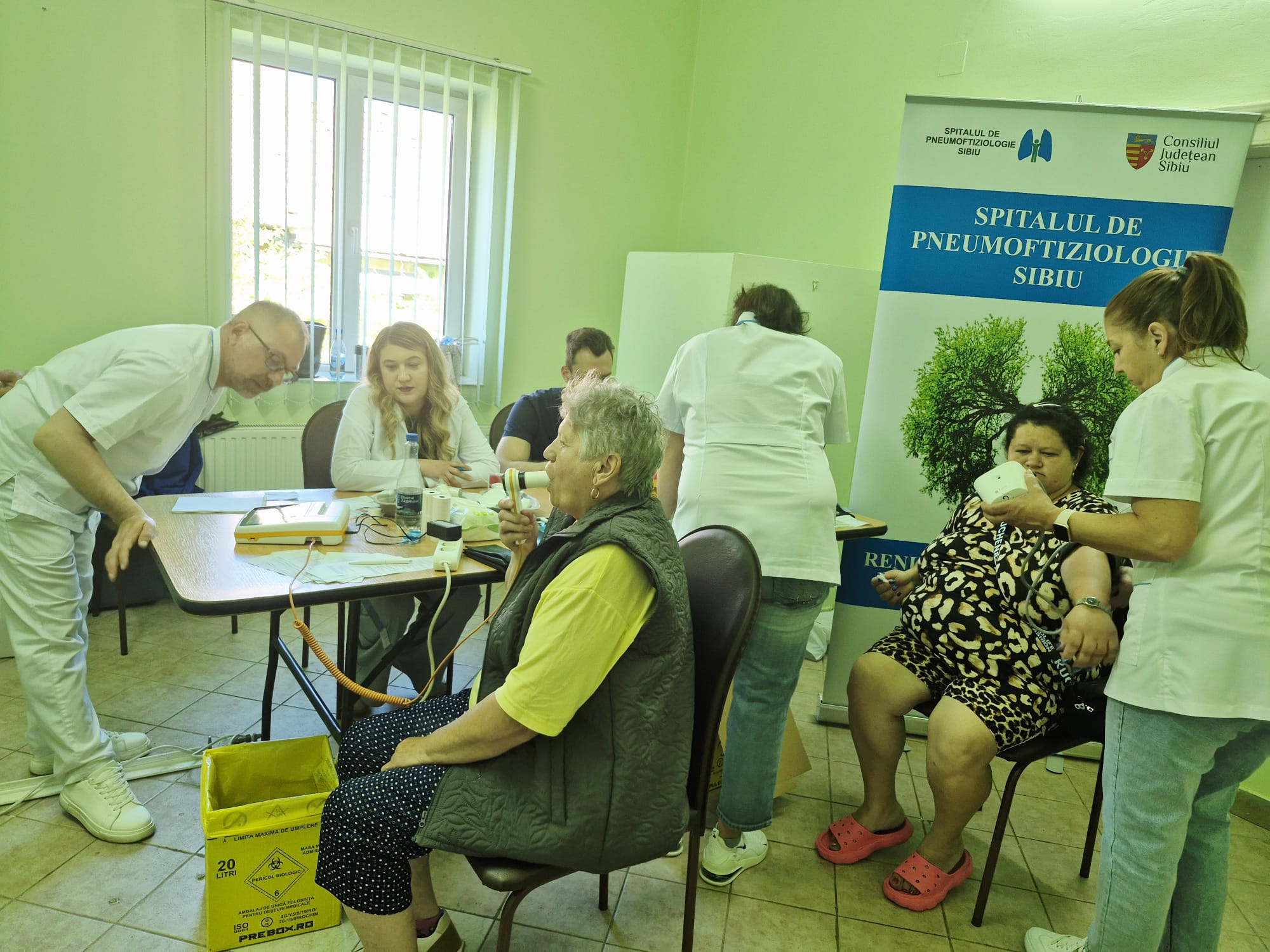 Spitalul de Pneumoftiziologie Sibiu a oferit spirometrii gratuite pentru zeci de locuitori din Blăjel în cadrul campaniei „Respiră liber”