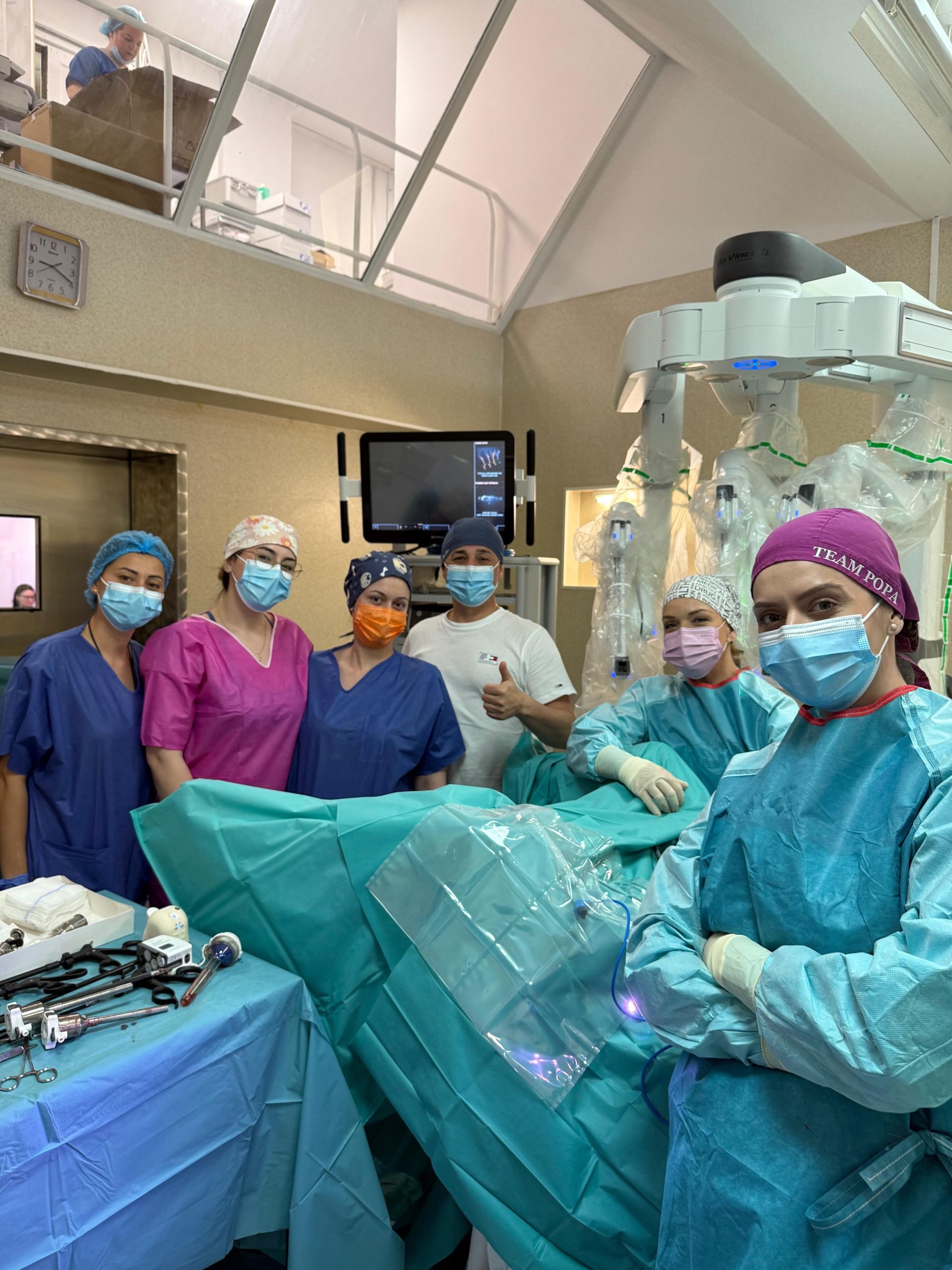 Premieră la Timișoara: Prima intervenție ginecologică asistată robotic cu sistemul Da Vinci, finalizată cu succes
