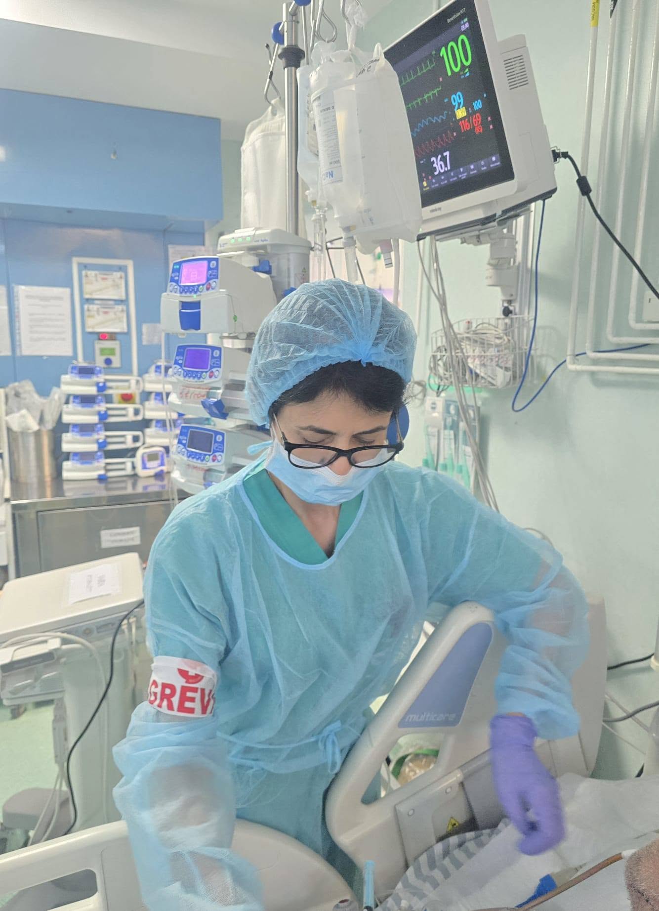 Grevă japoneză la Spitalul Floreasca: Personalul medical își desfășoară activitatea purtând banderole albe împotriva legii salarizării