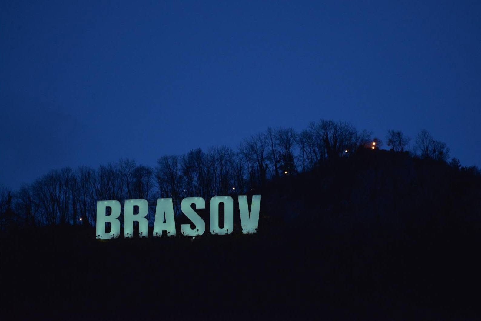 Brașovul marchează conștientizarea bolii Batten prin iluminarea clădirii primăriei și a literelor de pe Tâmpa în turcoaz