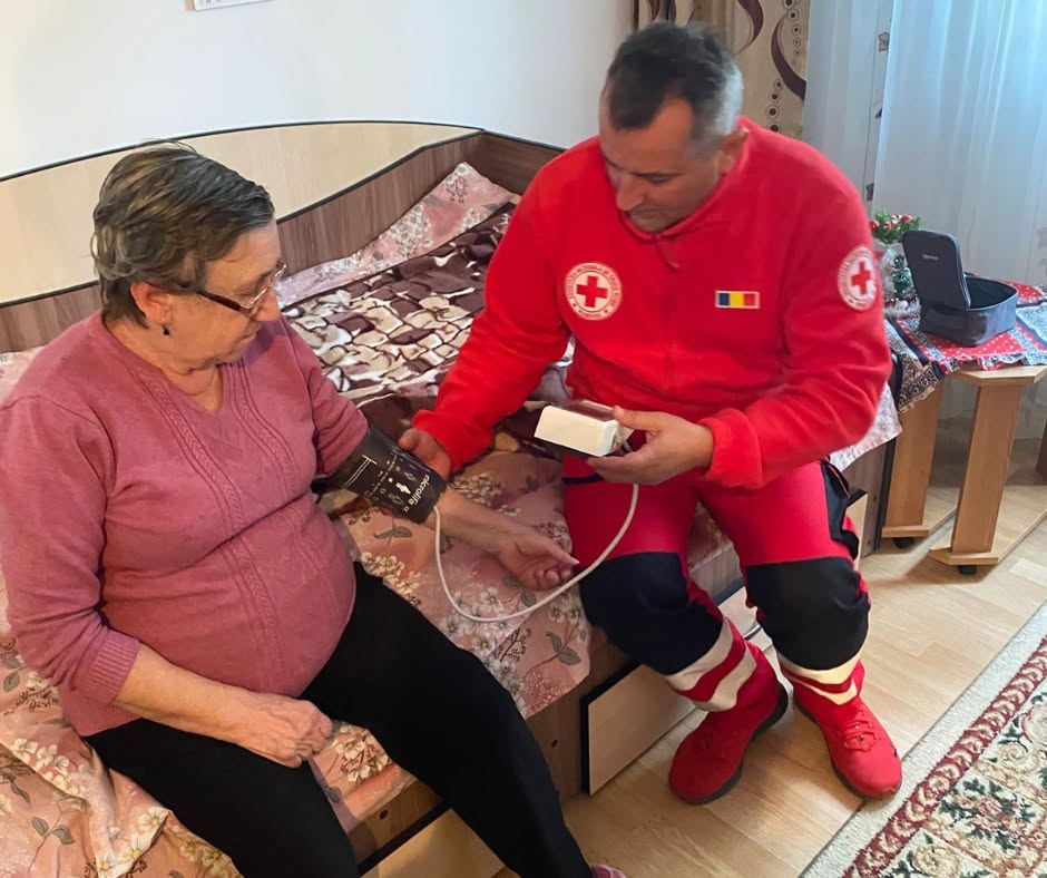 Crucea Roșie Bacău va oferi servicii de îngrijire la domiciliu și socializare pentru 107 vârstnici vulnerabili