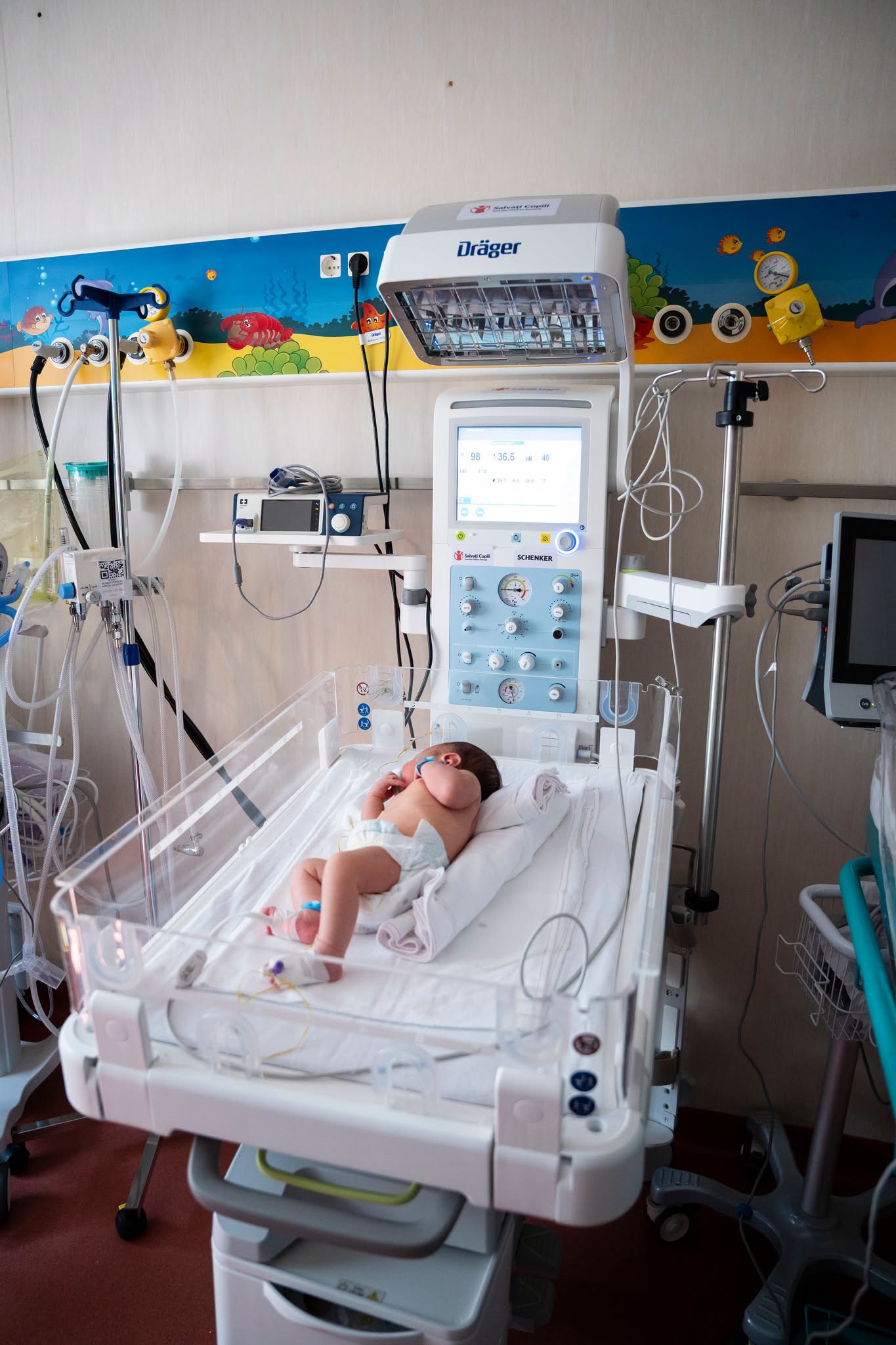 Salvați Copiii România a dotat Compartimentul de Neonatologie al SCJU Ilfov cu o masă de resuscitare de 29.715 euro