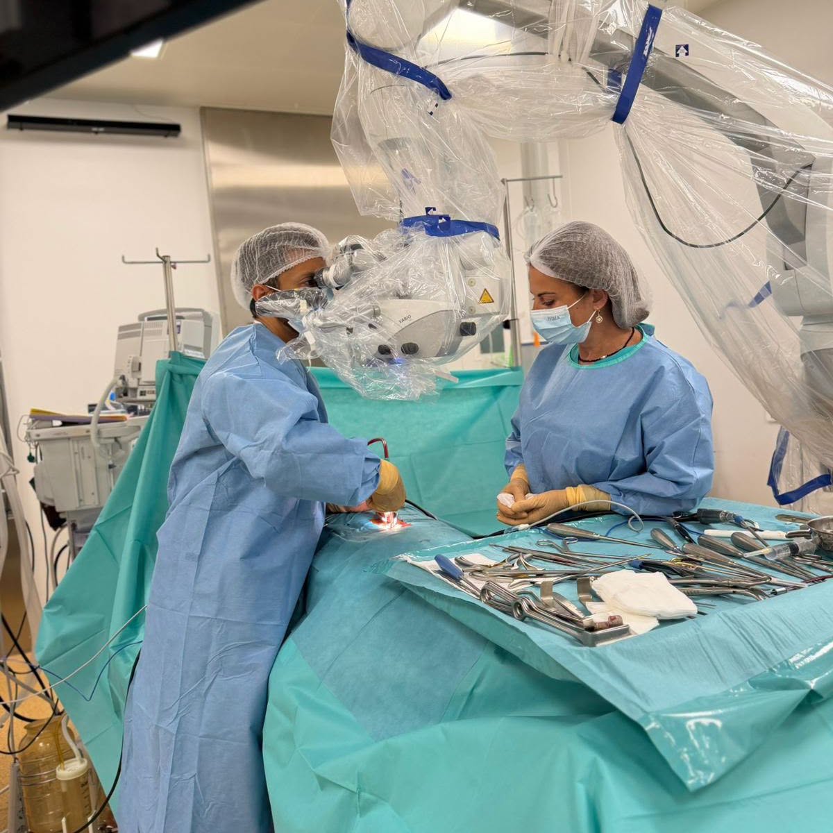 Spitalul Sf. Constantin: Două intervenţii de microdiscectomie lombară pentru hernie de disc, realizate cu succes prin tehnici moderne de microchirurgie