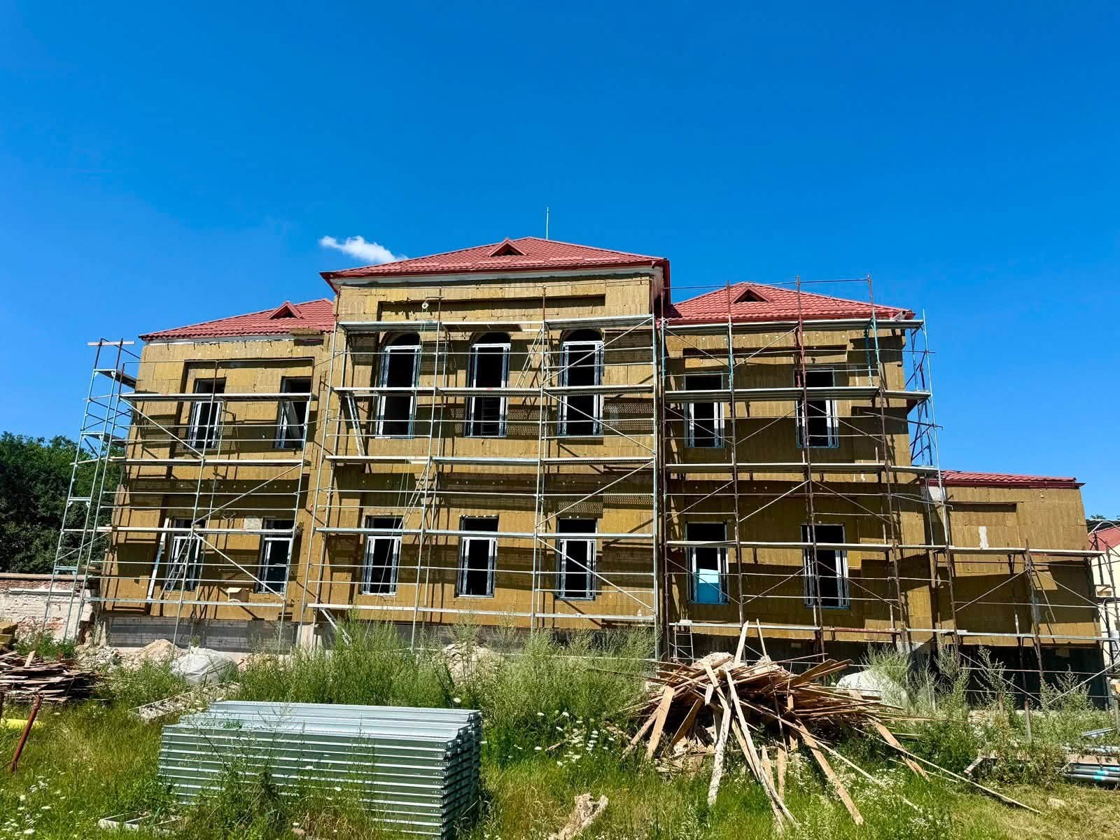 Se finalizează montajul noilor ferestre și al sistemului de termoizolare la Policlinica Spitalului de Psihiatrie Sibiu
