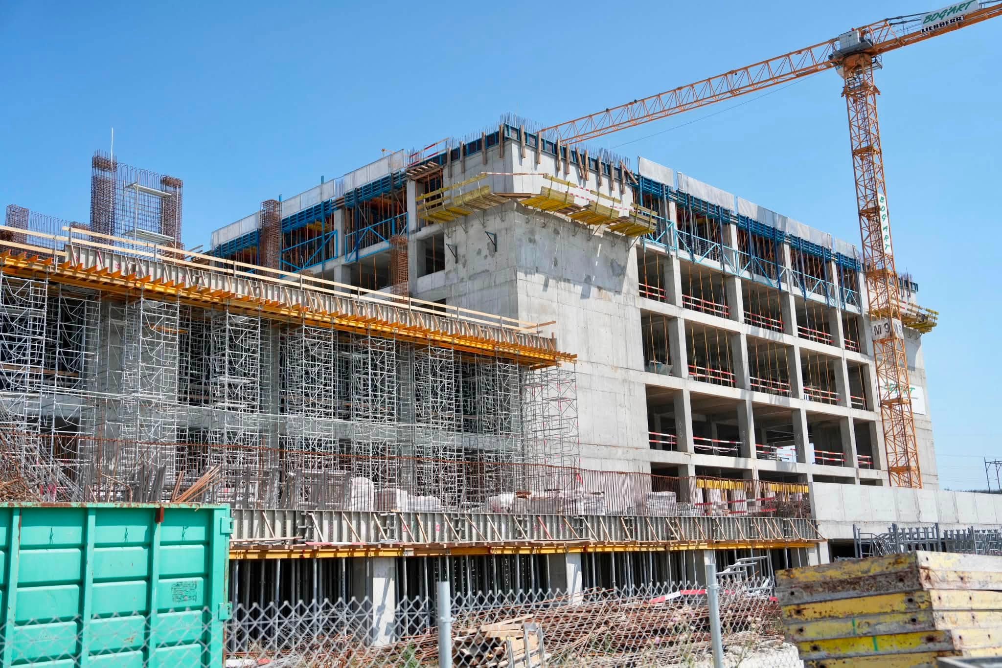 Spitalul Regional de Urgență Craiova prinde contur: A fost turnată placa peste etajul trei al unuia dintre cele cinci corpuri