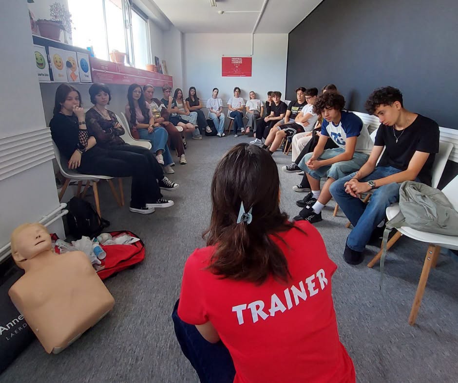 Crucea Roșie Română – Filiala Iași va instrui 2.400 de elevi și profesori în primul ajutor, prin proiectul „Educație pentru viață”
