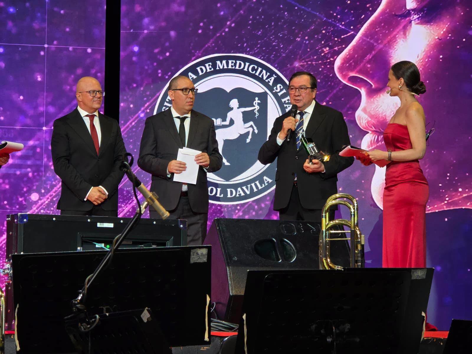 Rectorul UMF „Carol Davila”, Viorel Jinga, premiat la Gala „Winners of the Future: Human First” pentru programul „Școala din spital”