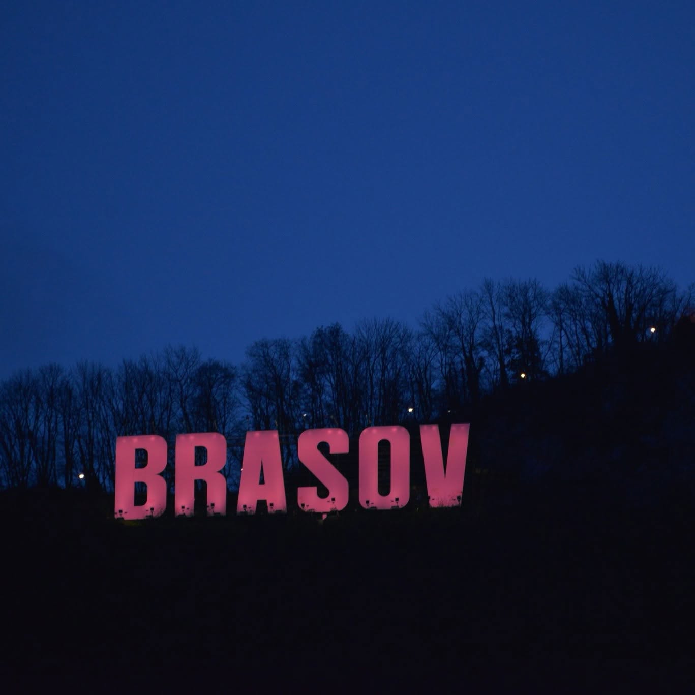 Primăria Brașov și literele de pe Tâmpa, iluminate în roz de Ziua internațională de luptă împotriva cancerului la sân