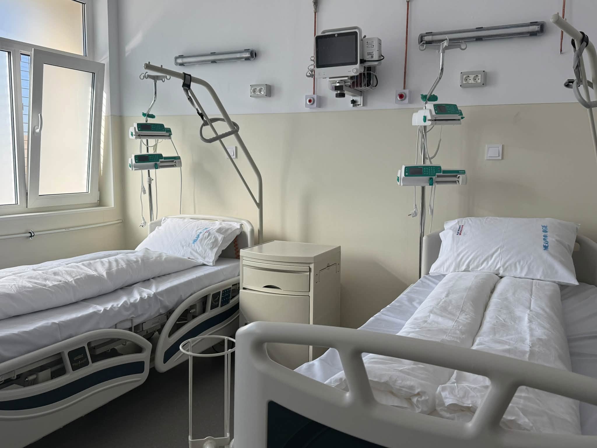 Două saloane din Secția de Neurologie a Spitalului Județean Pitești au fost reabilitate cu sprijinul Arhiepiscopiei Argeșului și Muscelului