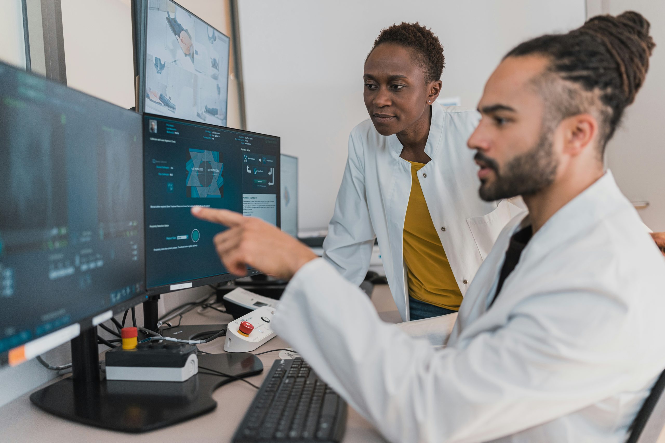 Reuters: Un sistem AI a identificat corect 83% dintre cazurile medicale complexe, față de 36% în cazul medicilor generaliști