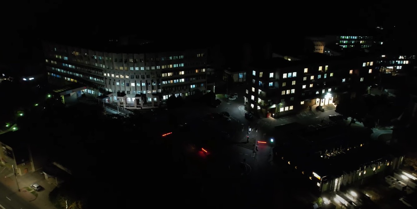 Spitalul Județean Piatra-Neamț modernizează iluminatul din curte pentru acces mai ușor pe timp de noapte